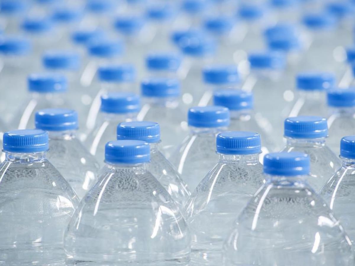 Microplásticos en agua embotellada: cómo se originan y qué impacto pueden tener en la salud