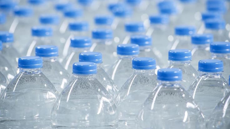 Microplásticos en agua embotellada: cómo se originan y qué impacto pueden tener en la salud