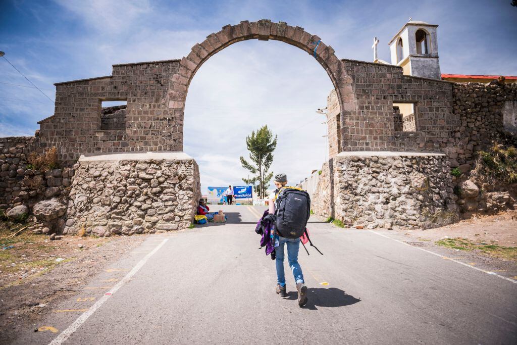 Turista camina por Puno para visitar el Titicaca en la frontera de Perú y Bolivia