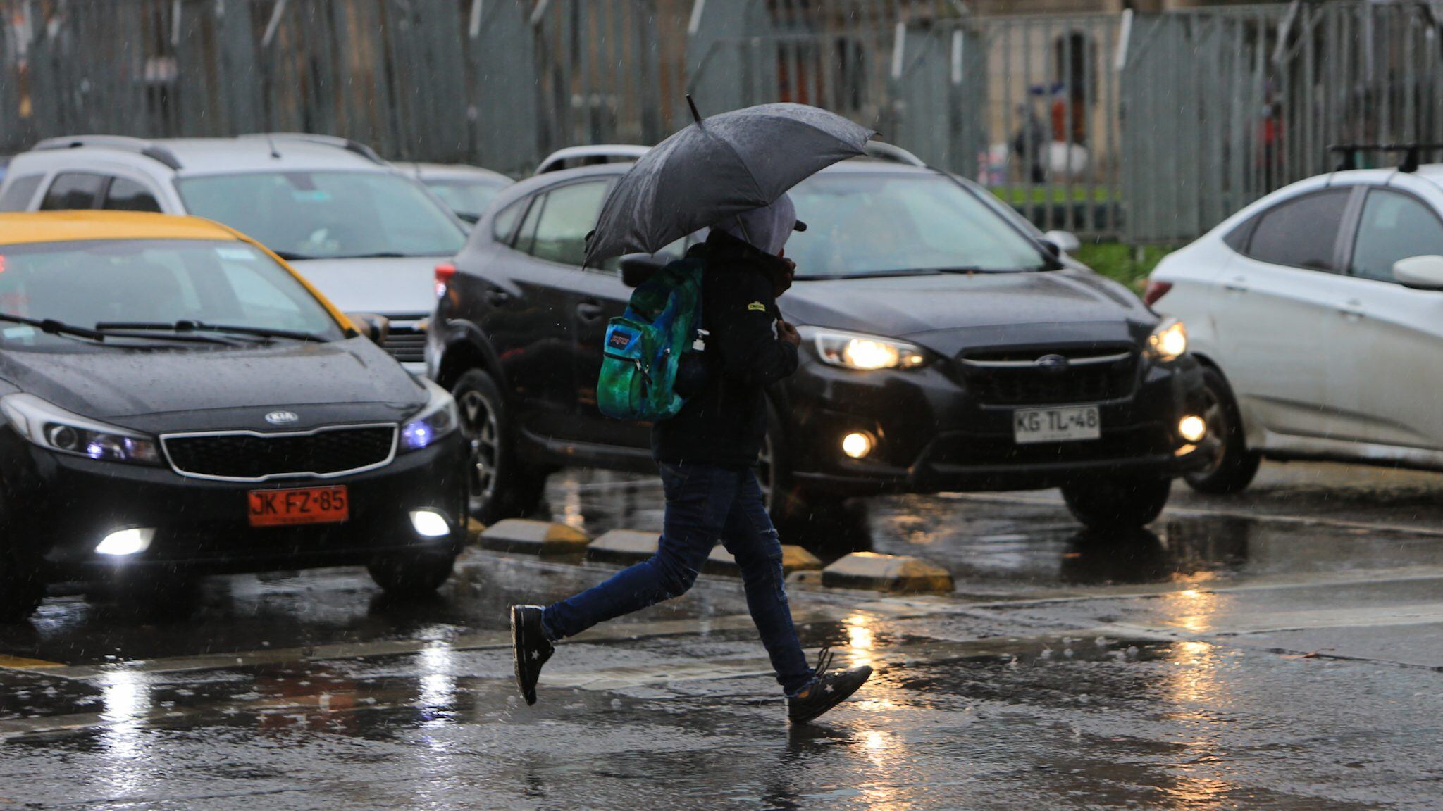 09 de Julio 2022/SANTIAGOComienzan las lluvias durante la tarde de este sábado en Santiago centro.
FOTO: LUKAS SOLIS/AGENCIAUNO