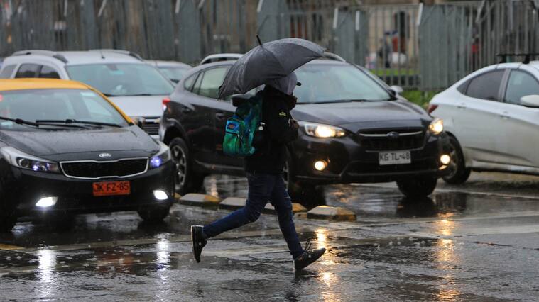 09 de Julio 2022/SANTIAGOComienzan las lluvias durante la tarde de este sábado en Santiago centro.
FOTO: LUKAS SOLIS/AGENCIAUNO