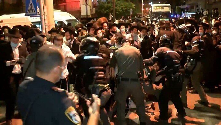 Policías chocan con manifestantes en Israel