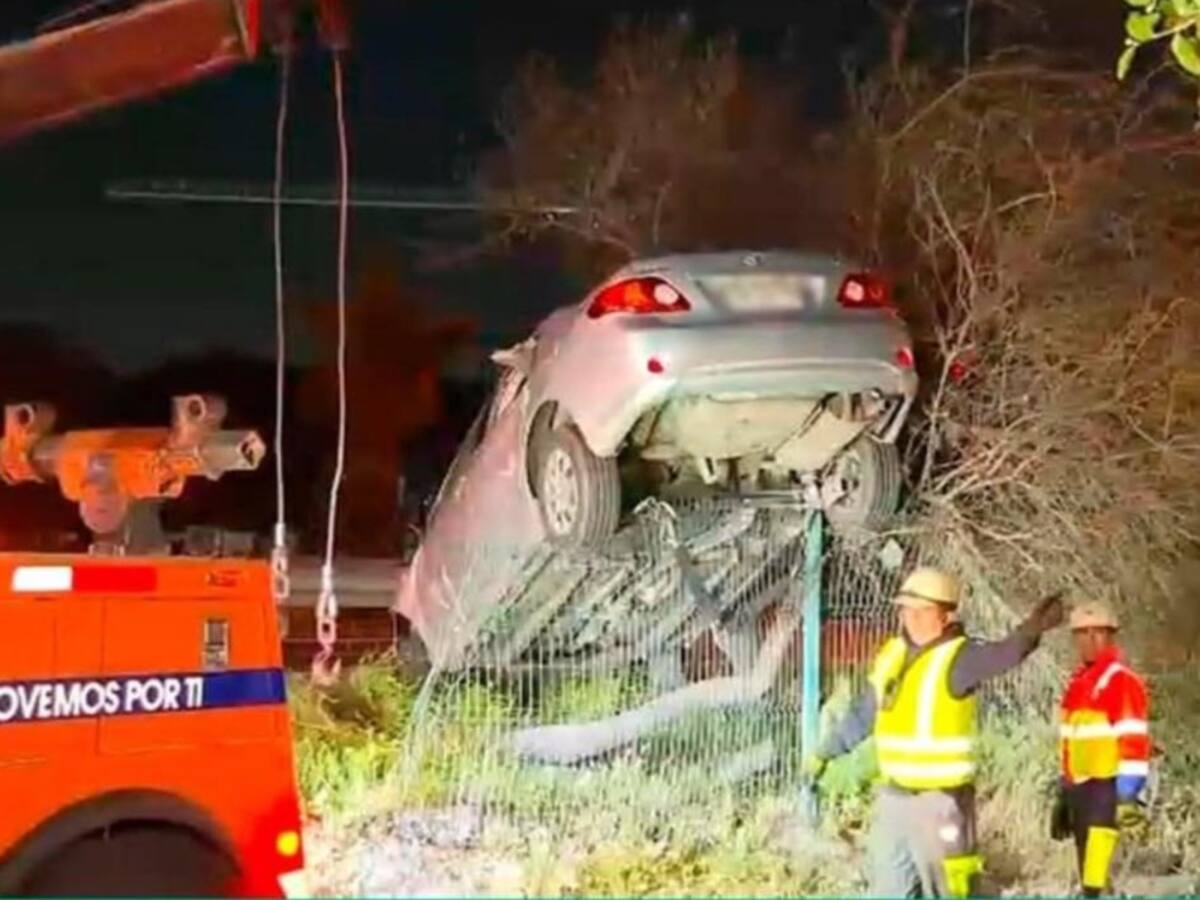 Auto choca y queda sobre un árbol en Quilicura: conductor perdió el control tras pensar que sería víctima de encerrona