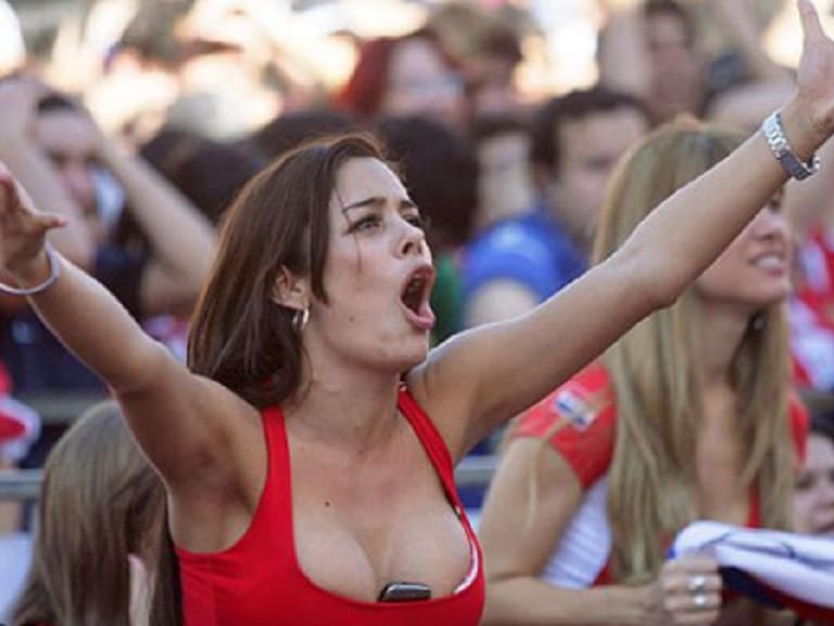 Larissa Riquelme, la «Reina de Sudáfrica 2010» se la jugó con particular resultado para el crucial duelo entre Chile y Paraguay
