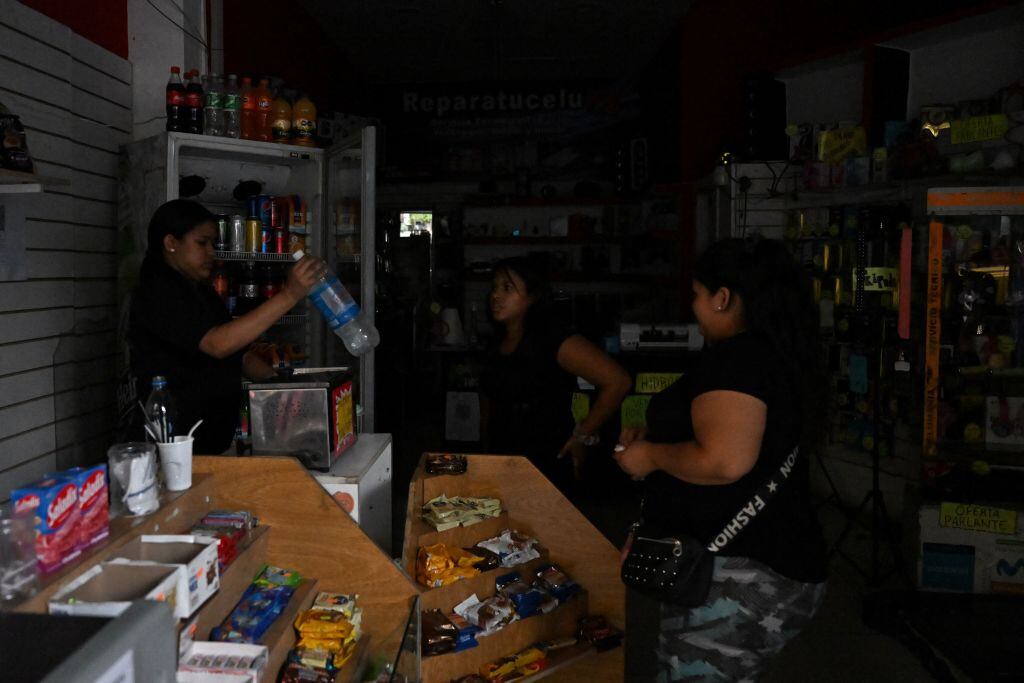 Mujeres en Argentina compran en tienda sin luz de Buenos Aires