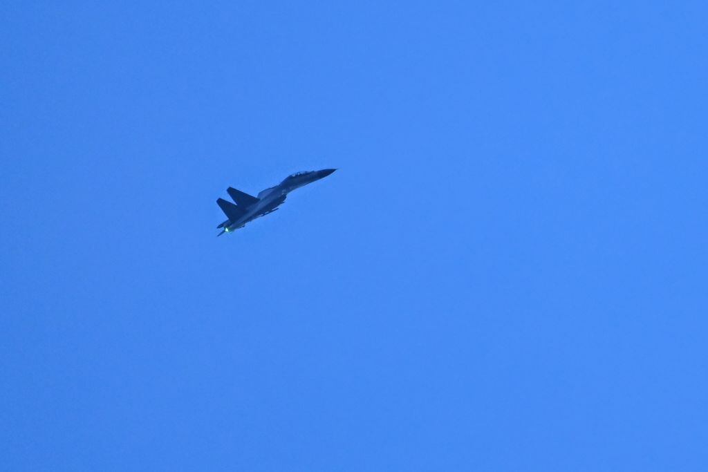 Un avión de combate de China vuela sobre el estrecho de Formosa