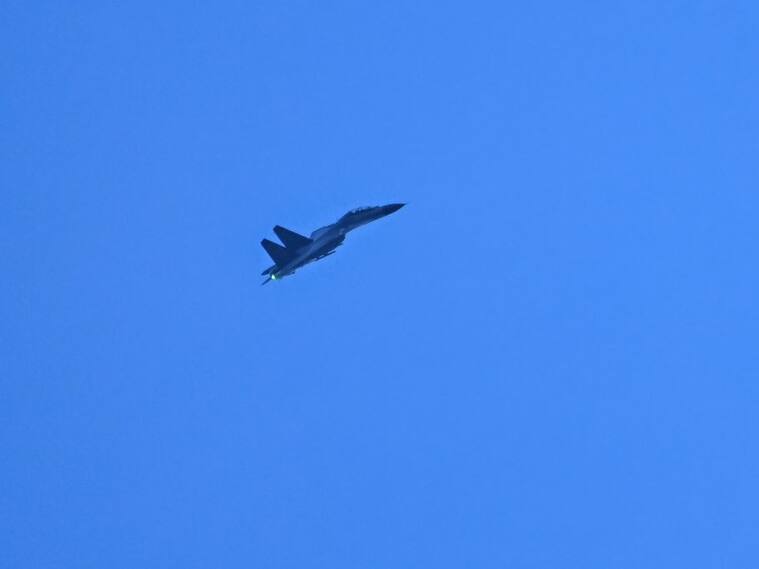 Un avión de combate de China vuela sobre el estrecho de Formosa