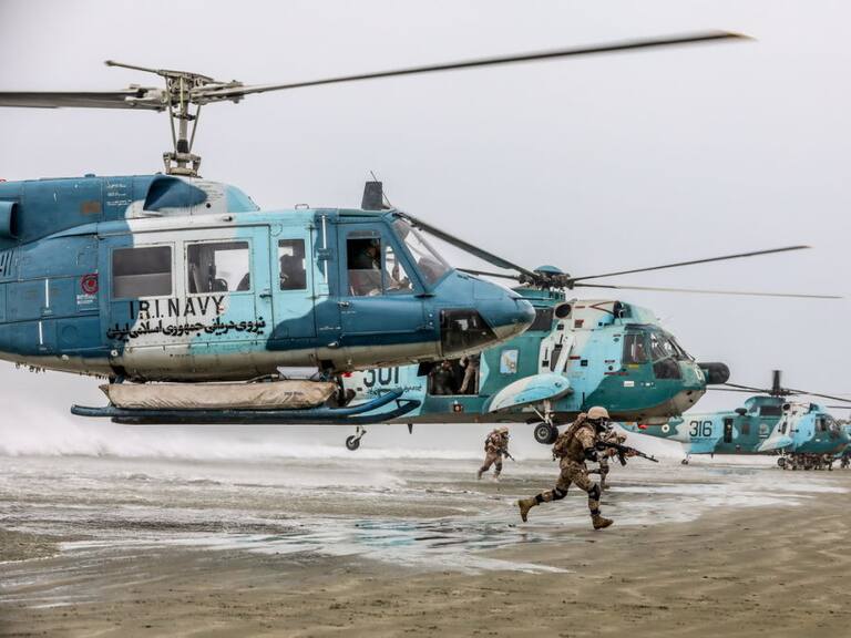 Las fuerzas armadas de Irán desarrollan ejercicios militares en las costas de Jask.