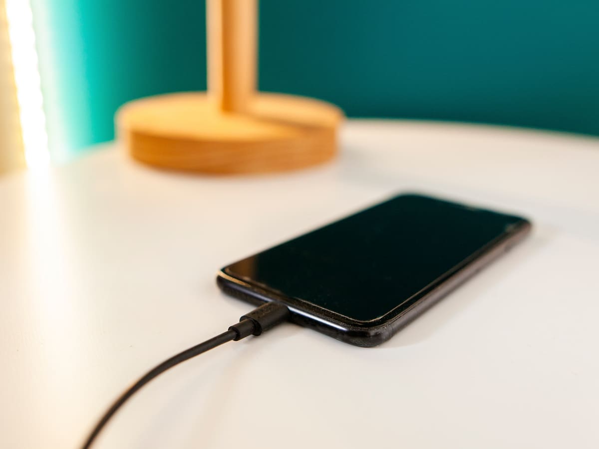 ¿Por qué no debes dejar el cargador enchufado después de cargar el celular?