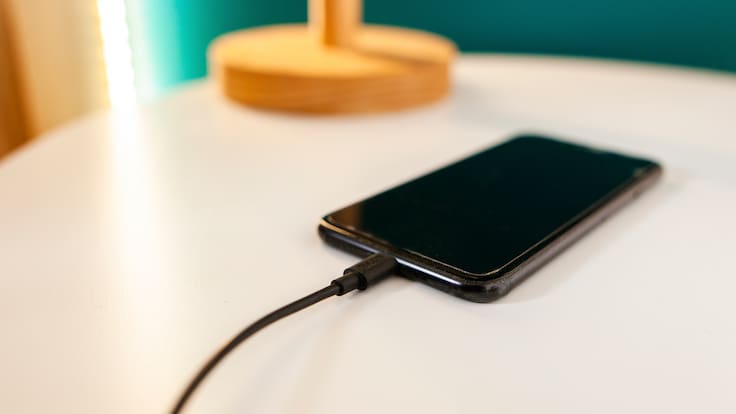 ¿Por qué no debes dejar el cargador enchufado después de cargar el celular?