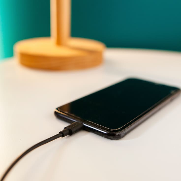 ¿Por qué no debes dejar el cargador enchufado después de cargar el celular?