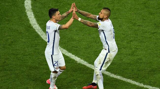 KAZAN, RUSSIA - JUNE 28: Charles Aranguiz of Chile celebrates scoring his sides second penalty with Arturo Vidal of Chile during the FIFA Confederations Cup Russia 2017 Semi-Final between Portugal and Chile at Kazan Arena on June 28, 2017 in Kazan, Russia. (Photo by Laurence Griffiths/Getty Images)