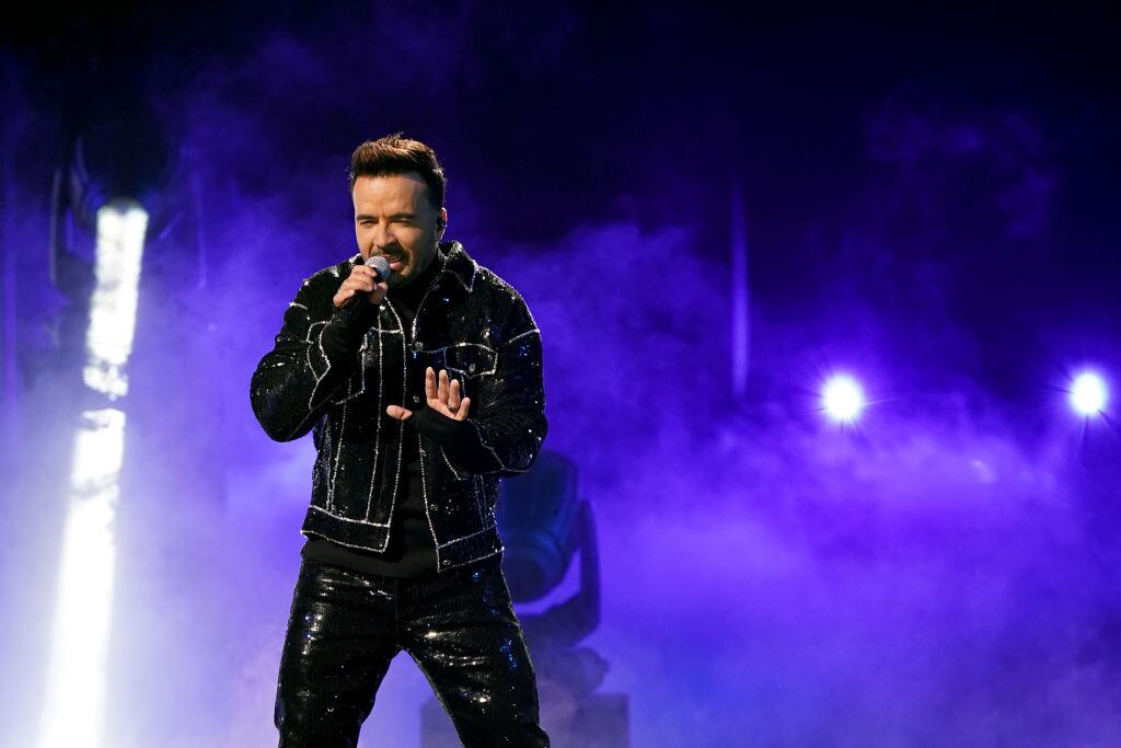 MIAMI, FLORIDA - FEBRUARY 18: Luis Fonsi performs onstage during Univision's 33rd Edition of Premio Lo Nuestro a la Música Latina at AmericanAirlines Arena on February 18, 2021 in Miami, Florida. (Photo by Rodrigo Varela/Getty Images for Univision)