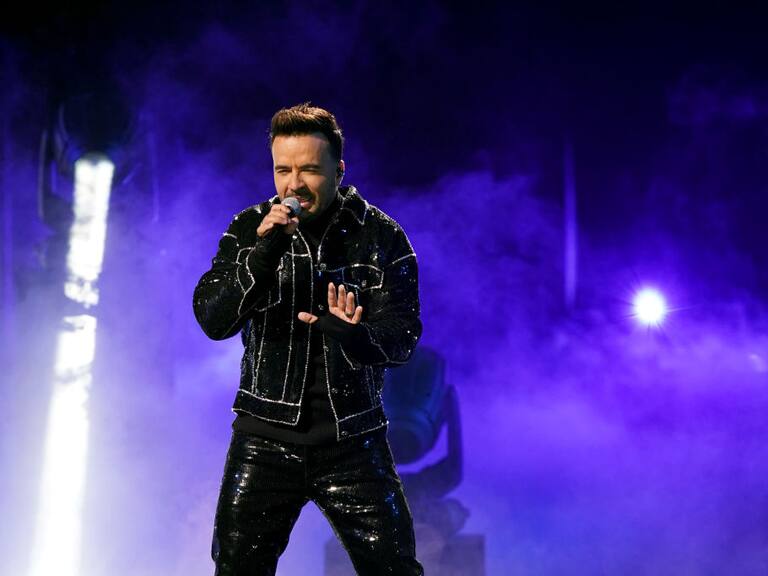 MIAMI, FLORIDA - FEBRUARY 18: Luis Fonsi performs onstage during Univision's 33rd Edition of Premio Lo Nuestro a la Música Latina at AmericanAirlines Arena on February 18, 2021 in Miami, Florida. (Photo by Rodrigo Varela/Getty Images for Univision)