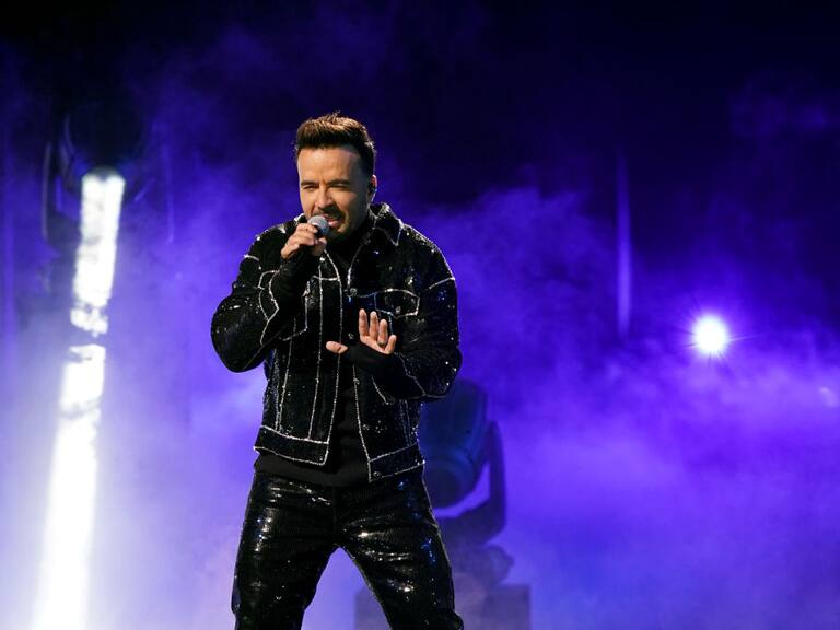 MIAMI, FLORIDA - FEBRUARY 18: Luis Fonsi performs onstage during Univision&#039;s 33rd Edition of Premio Lo Nuestro a la Música Latina at AmericanAirlines Arena on February 18, 2021 in Miami, Florida. (Photo by Rodrigo Varela/Getty Images for Univision)