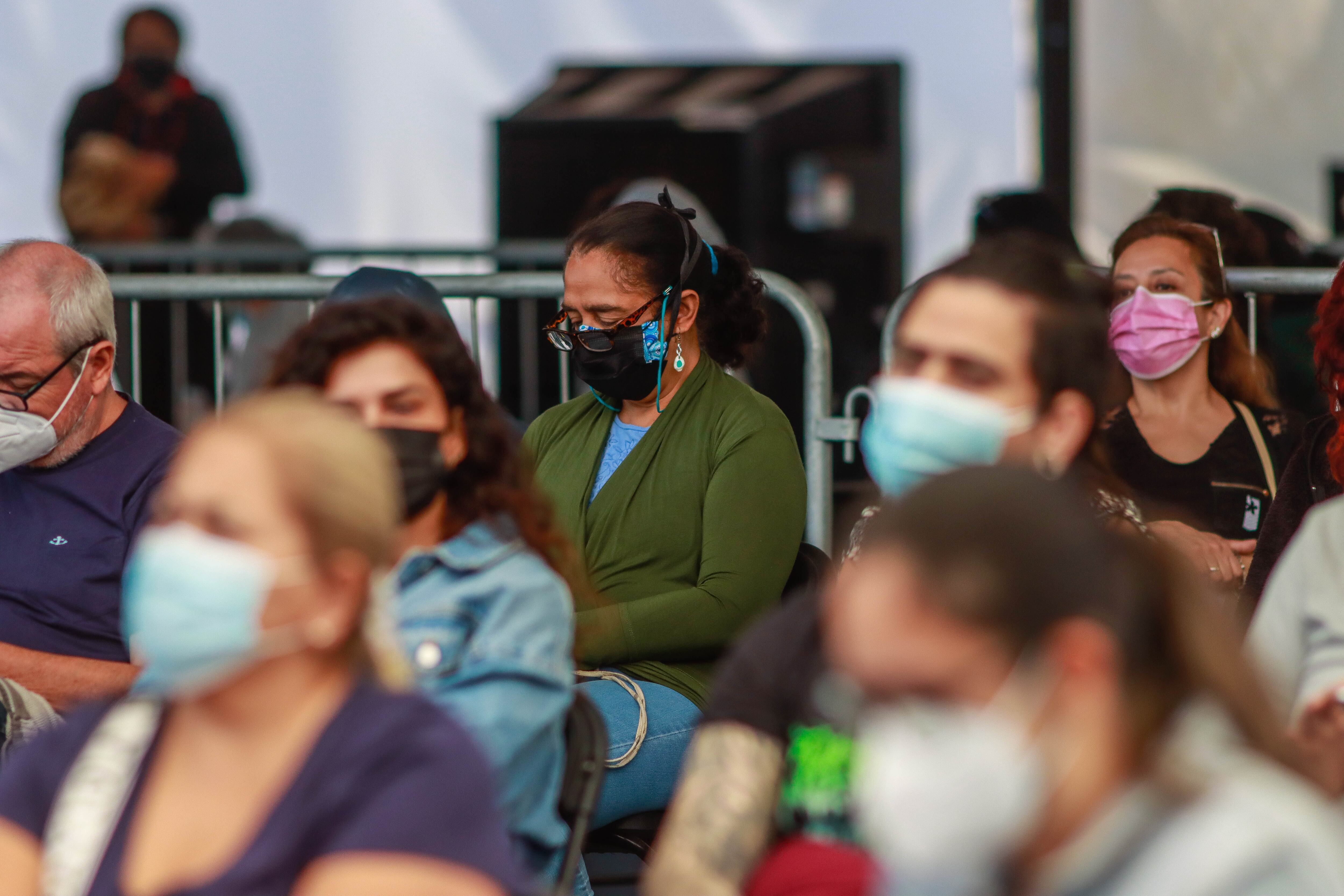 03 de Febrero 2022/ SANTIAGOPersonas esperan su turno para la toma de muestras del exámen PCR en el velódromo del Estadio Nacional.
Foto:JUAN FARIAS / AGENCIAUNO
