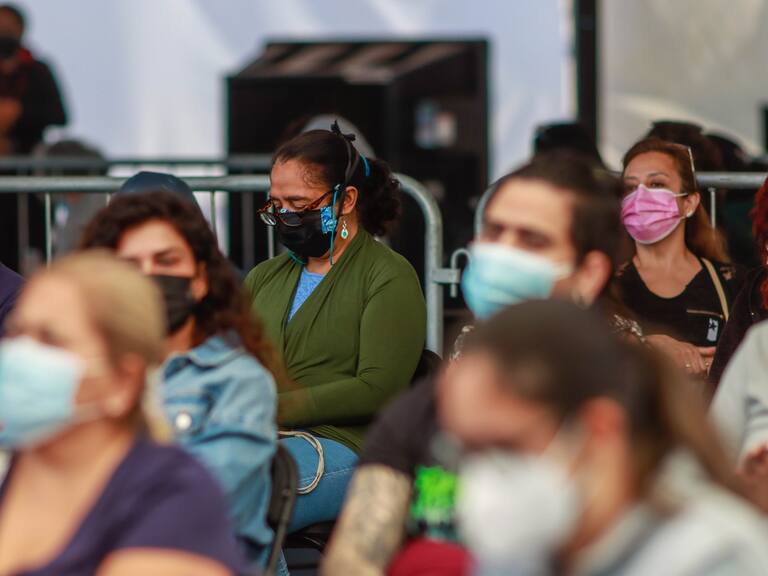 03 de Febrero 2022/ SANTIAGOPersonas esperan su turno para la toma de muestras del exámen PCR en el velódromo del Estadio Nacional.
Foto:JUAN FARIAS / AGENCIAUNO