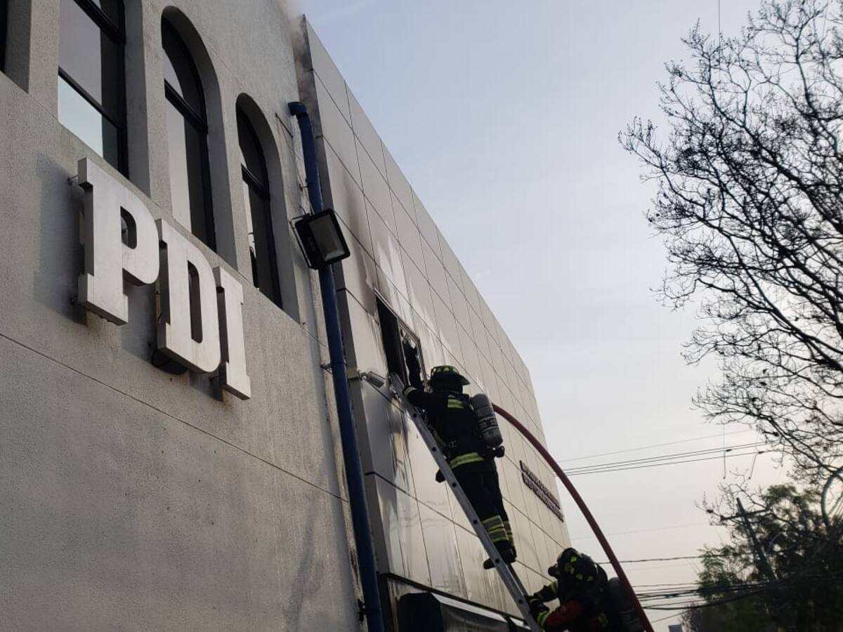 Incendio afectó a cuartel de la PDI en Talca: se propagó desde una tienda de motos