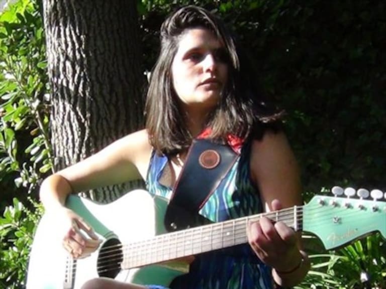 Paula Luna, cantante chilena radicada en Londres, lanzó su primer sencillo en «La Pauta B»