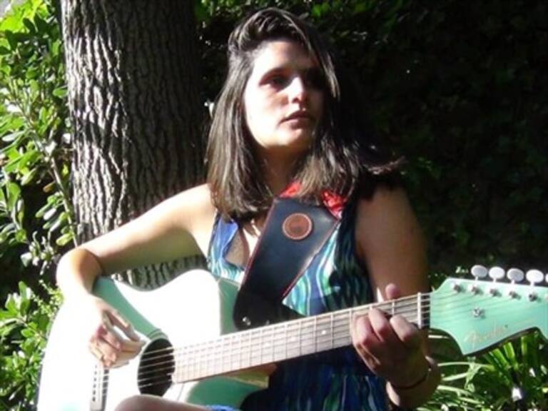 Paula Luna, cantante chilena radicada en Londres, lanzó su primer sencillo en «La Pauta B»
