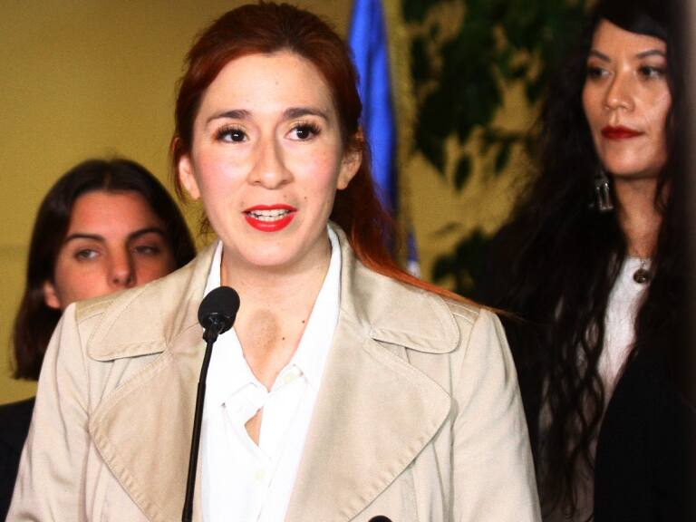 Escándalo del convenio del Minvu: Catalina Pérez descarta renunciar y acusa «aprovechamiento político» por moción de censura en su contra