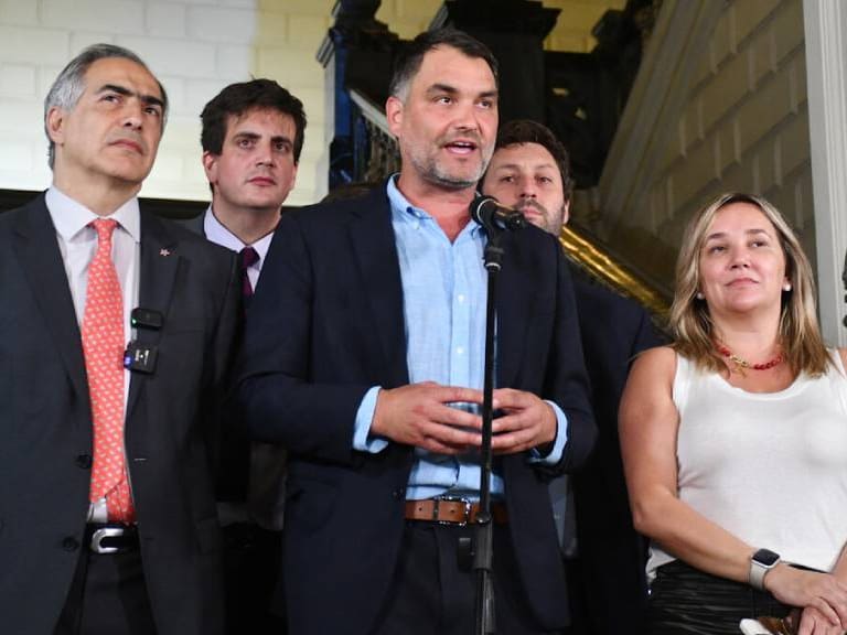 Chile Vamos y Republicanos congelan participación en mesa de seguridad por indultos presidenciales