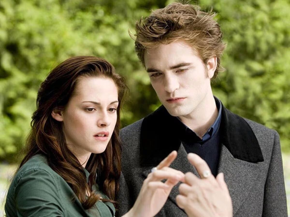 Kristen Stewart como Bella Swan y Robert Pattinson como Edward Cullen.
