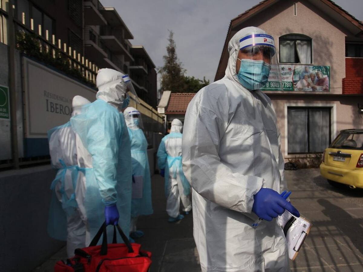 Más de 800 adultos mayores residentes en hogares han dado positivo por coronavirus
