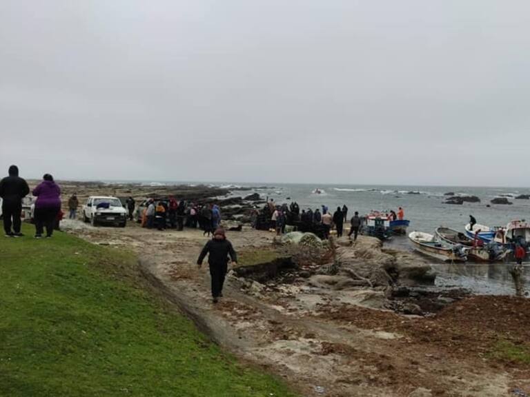 Región del Biobío: embarcación volcó con 24 barriles de petróleo en Isla Mocha