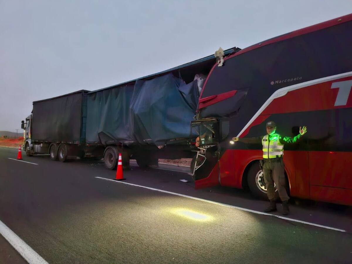 Fatal choque entre bus y camión en la Ruta 5 Norte deja un muerto y más de 20 lesionados en Ovalle