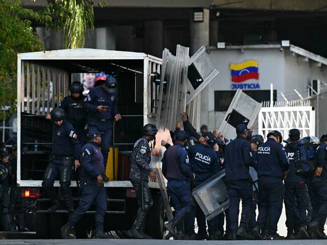 Security forces arrive at the El Helicoide -a facility and prison owned by the Venezuelan government and used for both regular and political prisoners of the Bolivarian National Intelligence Service (SEBIN)- in Caracas on January 8, 2026. Venezuelan authorities are releasing a "large number" of prisoners, some of them foreigners, five days after US forces ousted authoritarian leader Nicolas Maduro, parliament speaker Jorge Rodriguez said on January 8. (Photo by Ronaldo SCHEMIDT / AFP via Getty Images)