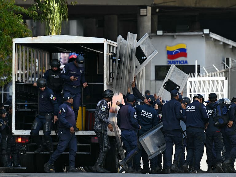 Security forces arrive at the El Helicoide -a facility and prison owned by the Venezuelan government and used for both regular and political prisoners of the Bolivarian National Intelligence Service (SEBIN)- in Caracas on January 8, 2026. Venezuelan authorities are releasing a "large number" of prisoners, some of them foreigners, five days after US forces ousted authoritarian leader Nicolas Maduro, parliament speaker Jorge Rodriguez said on January 8. (Photo by Ronaldo SCHEMIDT / AFP via Getty Images)