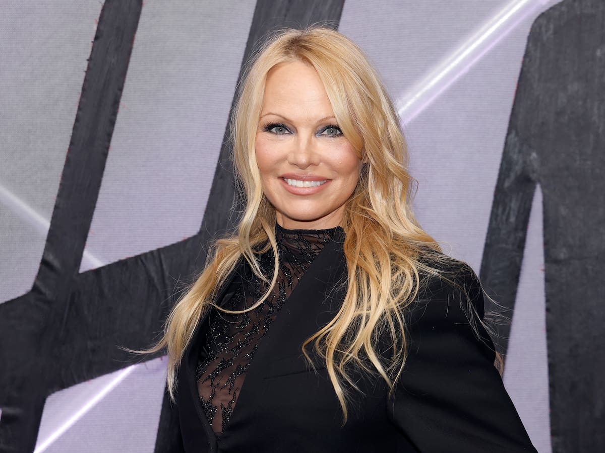 “Icónica”: Pamela Anderson impacta con sorprendente look al natural en importante alfombra roja en Londres