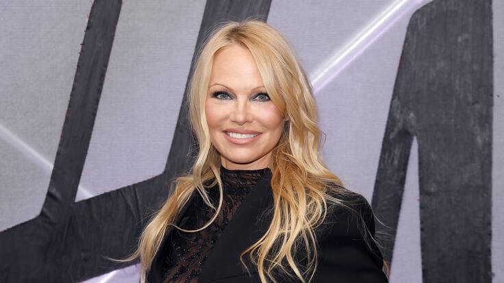 “Icónica”: Pamela Anderson impacta con sorprendente look al natural en importante alfombra roja en Londres