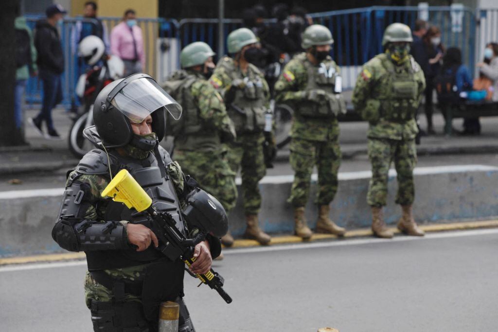 Policías de fuerzas especiales se preparan a reprimir protesta en Quito