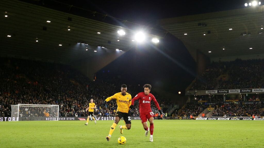 En Europa si pasa: se cortó la luz en los primeros segundos del duelo entre Wolverhampton y Liverpool