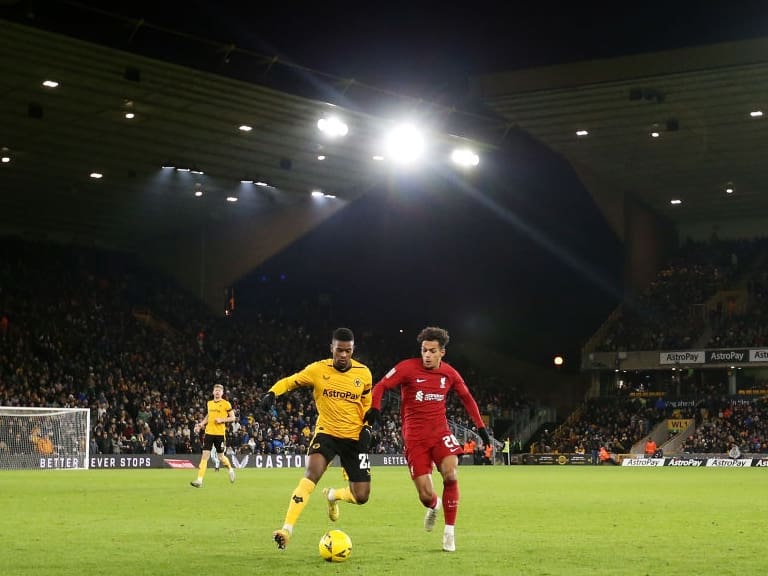 En Europa si pasa: se cortó la luz en los primeros segundos del duelo entre Wolverhampton y Liverpool