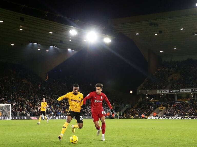 En Europa si pasa: se cortó la luz en los primeros segundos del duelo entre Wolverhampton y Liverpool