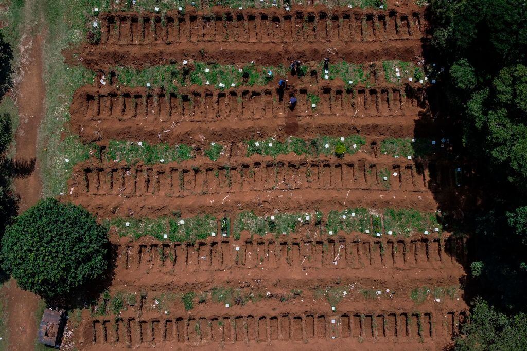 Una vista aérea de un cementerio para personas con coronavirus en la ciudad de Vila Formosa
