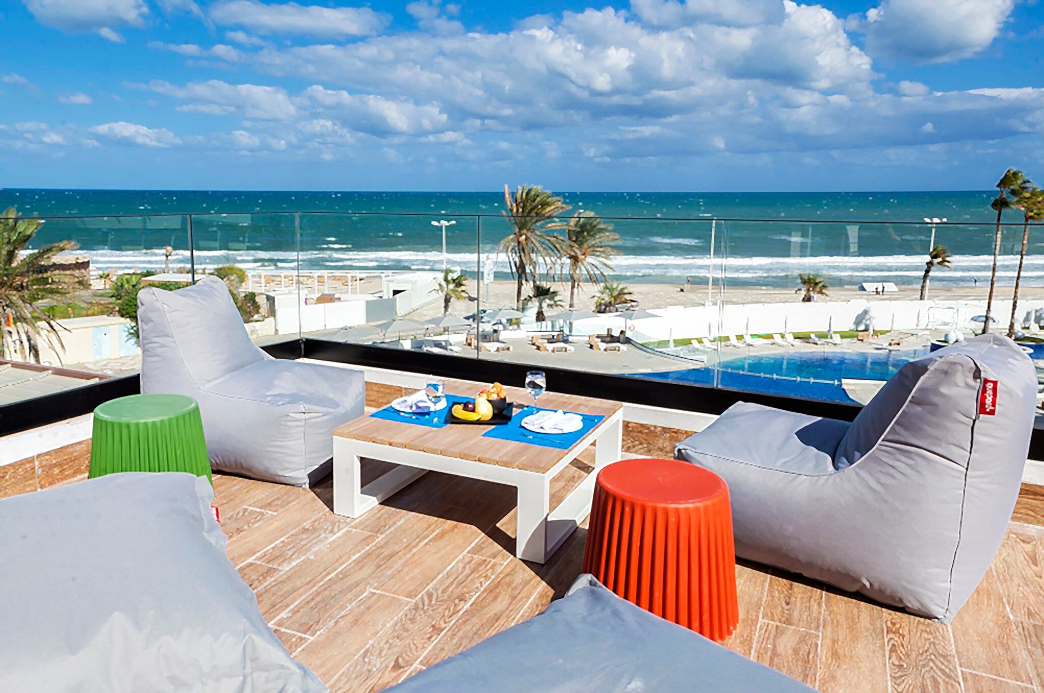 Un hotel vacío en una playa de Túnez