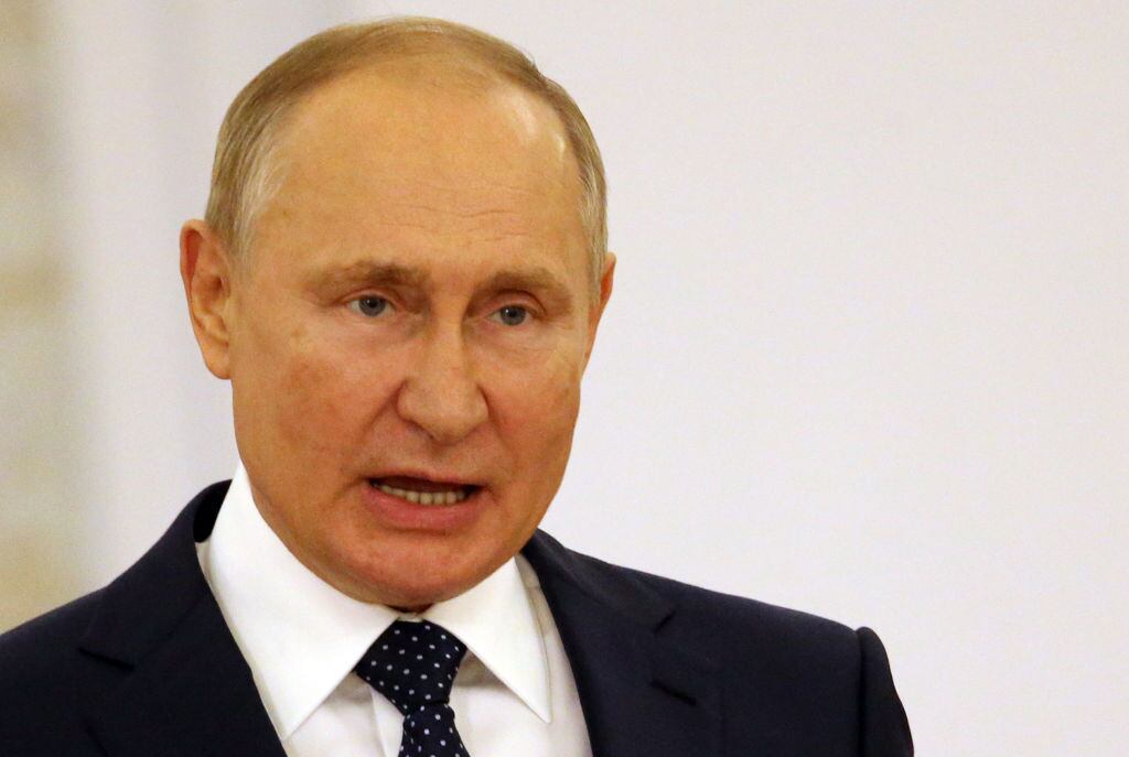 Putin dando un discurso al interior del Kremlin