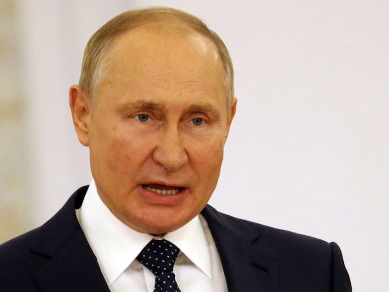 Putin dando un discurso al interior del Kremlin