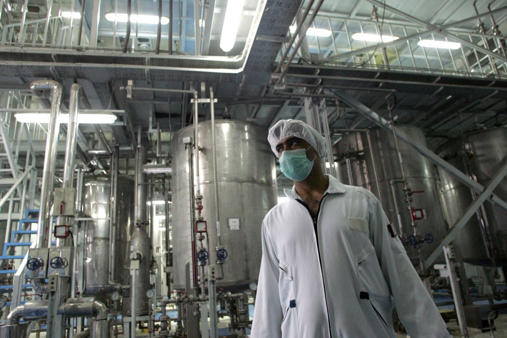Un técnico iraní supervisa el interior de la planta nuclear cercana a Isfahán.