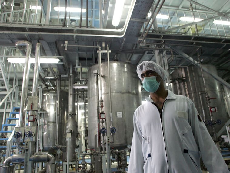 Un técnico iraní supervisa el interior de la planta nuclear cercana a Isfahán.