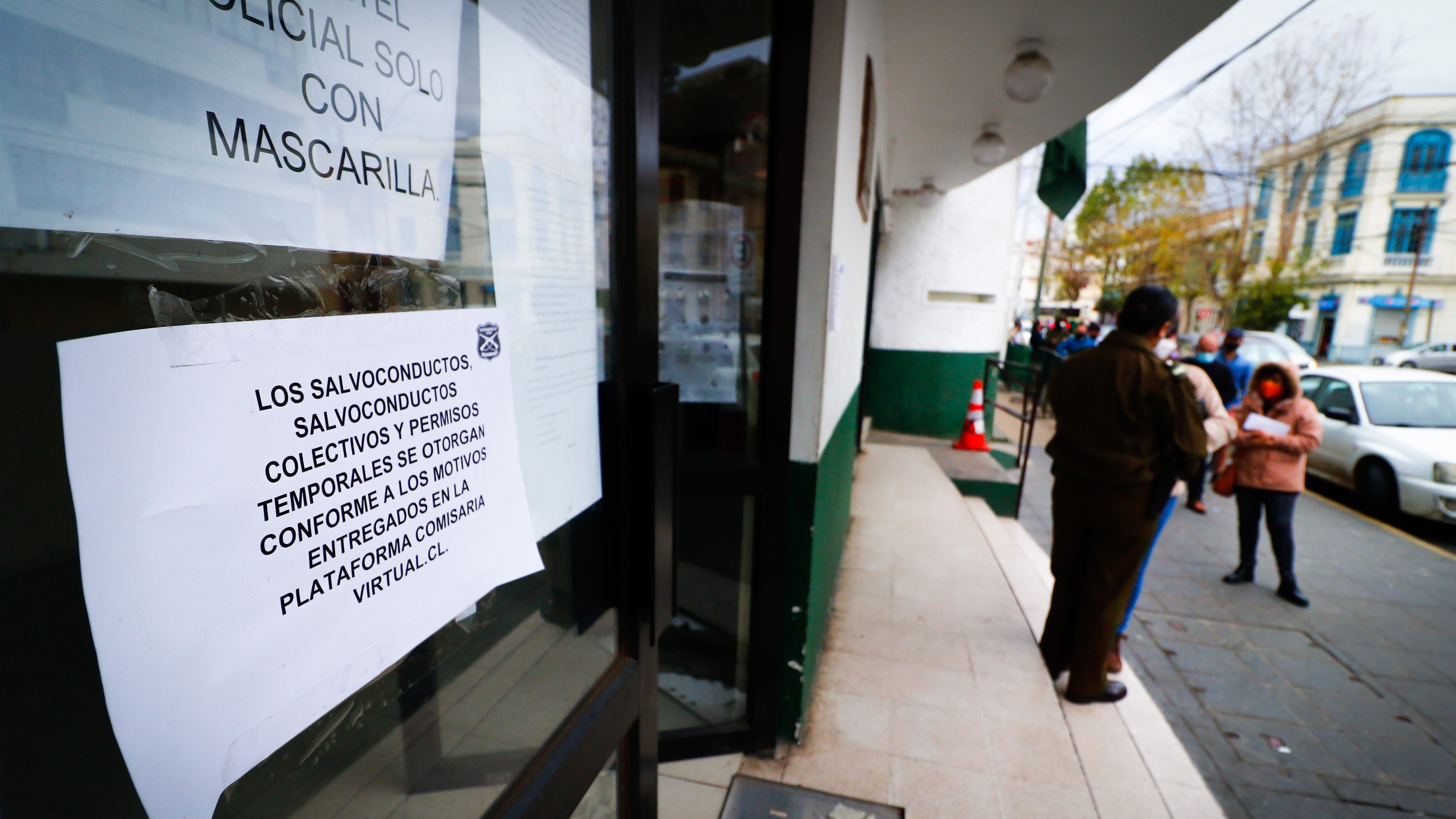 11 DE JUNIO DE 2020/VALPARAISOUn numero significativo de personas realiza una fila en la Segunda Comisaria de Carabineros, para obtener informacion para los salvoconductos y permisos temporales por la cuarentena total en Valparaiso, a causa del Coronavirus.
FOTO: LEONARDO RUBILAR CHANDIA/AGENCIAUNO