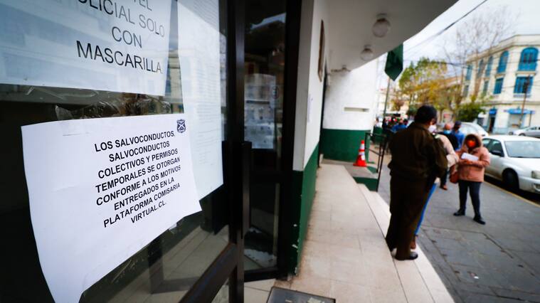 11 DE JUNIO DE 2020/VALPARAISOUn numero significativo de personas realiza una fila en la Segunda Comisaria de Carabineros, para obtener informacion para los salvoconductos y permisos temporales por la cuarentena total en Valparaiso, a causa del Coronavirus.
FOTO: LEONARDO RUBILAR CHANDIA/AGENCIAUNO
