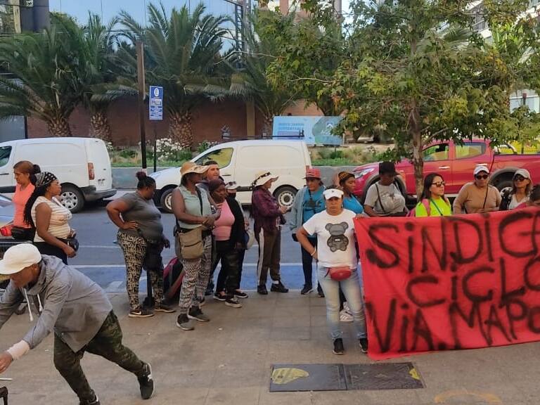 Comerciantes bloquean acceso de la Dirección de Tránsito de Santiago: exigen renovación de permisos