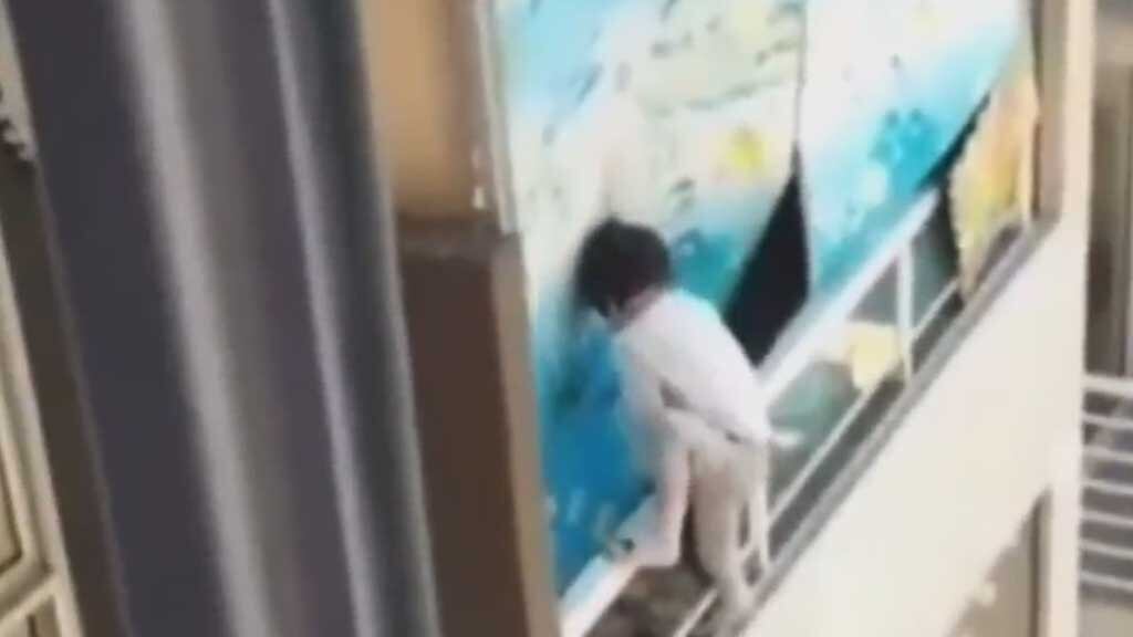 Niño en Balcón en Estación Central