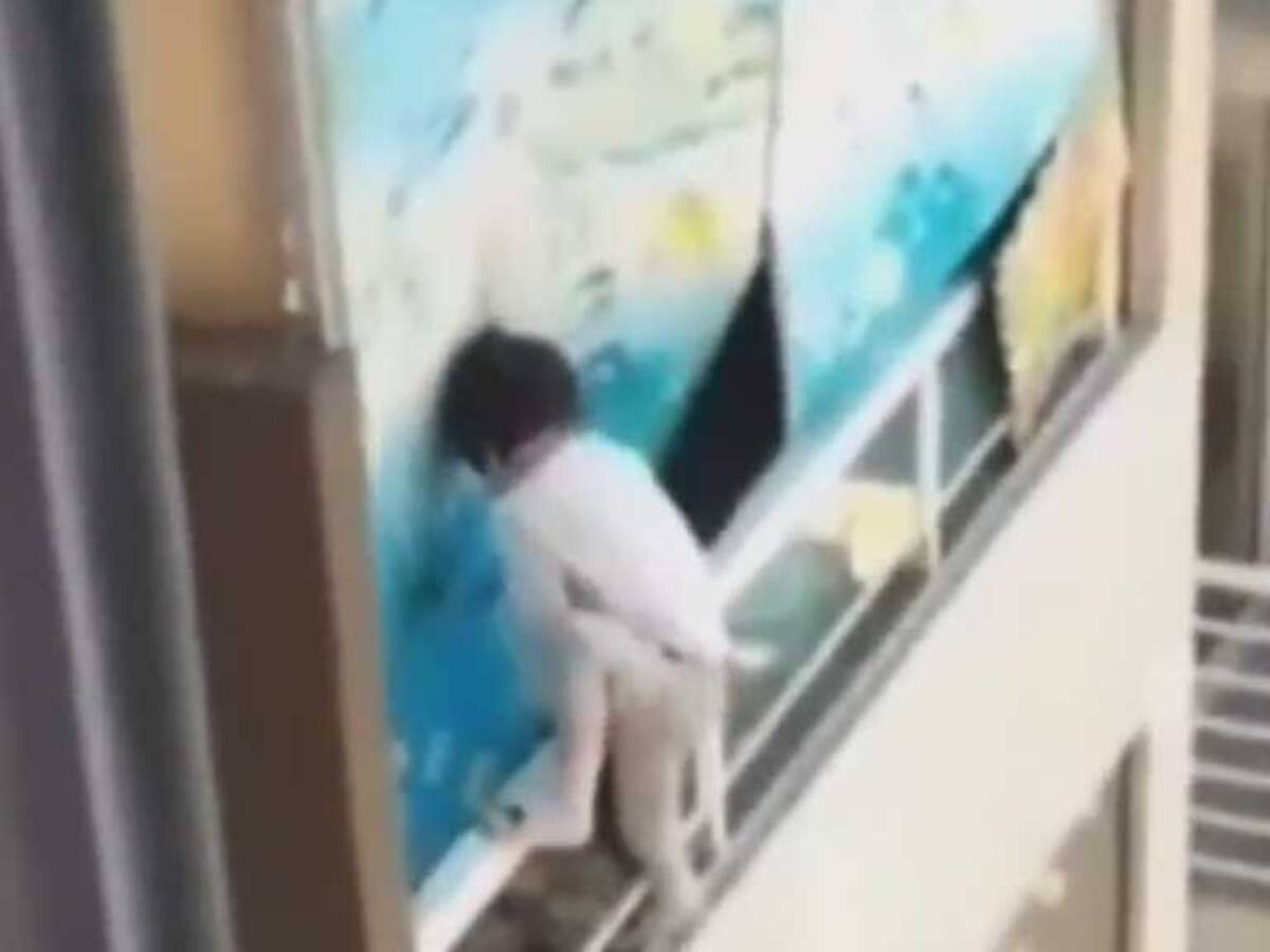 Graban a niño jugando por fuera del balcón de un piso 21 en Estación Central