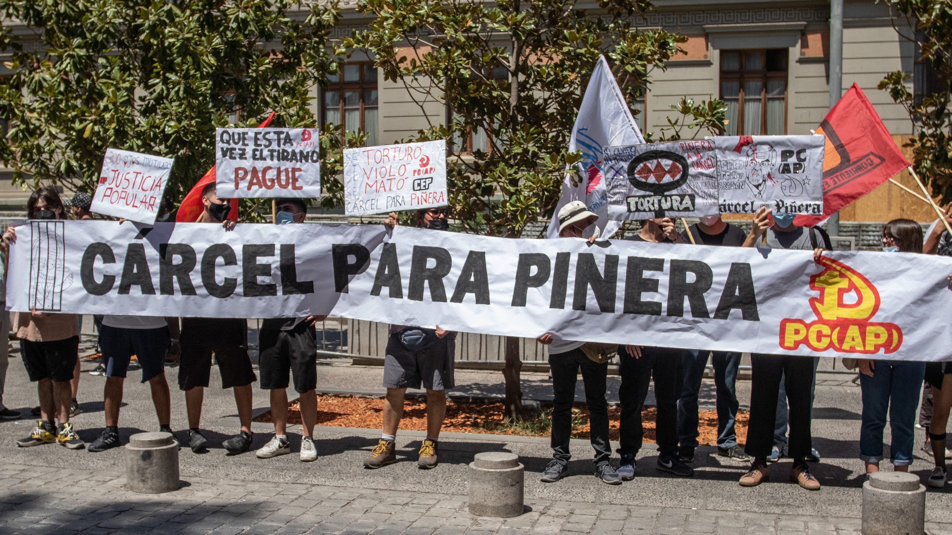 14 de Febrero de 2022/SANTIAGOMilitantes de movimientos sociales liderados por el Partido Comunista Accion Proletaria PC(AP) y Union Patriotica (UPA) se reunieron en el frontis del ex congreso, Lugar donde se lleva a cabo la Convención Constitucional para apoyar la iniciativa popular constituyente N° 71442 "Carcel para Piñera".
FOTO: LUKAS SOLIS/AGENCIA UNO